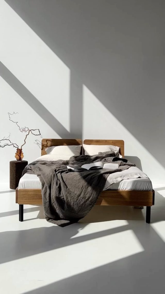 Fotosesijos procesuose saulės spindulių lepinama riešuto ąžuolo NORDY miegamojo lova.
.
.
.
.
.
#furniture #bedroom #bed #bedroominspo #scandihome #scandinaviandesign #oakbed #interior #interiordecor #interiordesign #pagamintalietuvoje